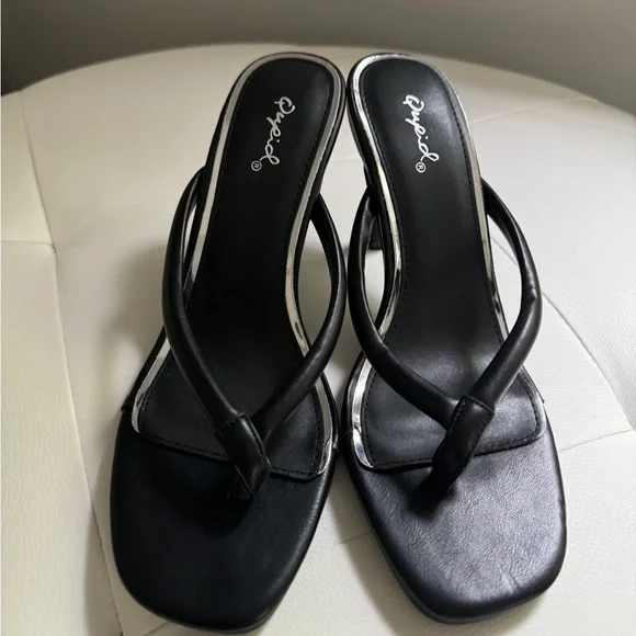 NWOT Black Flip Flop Heel Sandals - Picture 5 of 8